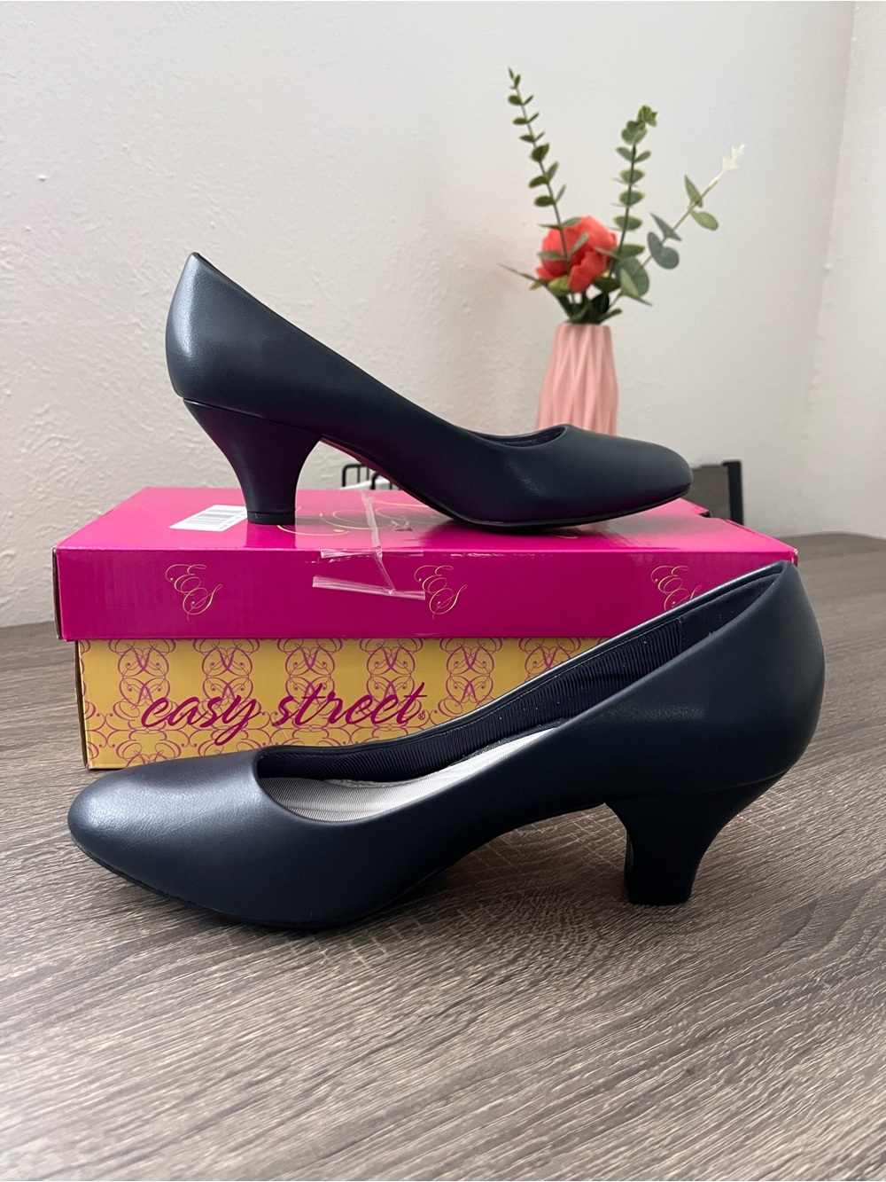 Easy Street Women's Navy Low Heel Pumps Size 8